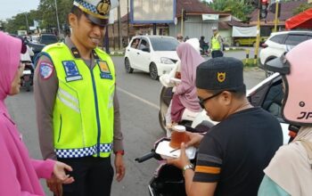 Ramadhan Penuh Berkah, Sat Lantas Polres Sinjai Bersama Bhayangkari Berbagi Takjil Gratis untuk Pengguna Jalan.
