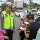 Ramadhan Penuh Berkah, Sat Lantas Polres Sinjai Bersama Bhayangkari Berbagi Takjil Gratis untuk Pengguna Jalan.