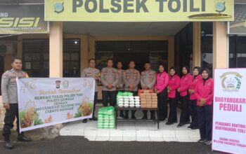 Sentuhan Humanis di Penghujung Ramadan, Polsek Toili Bagikan Takjil ke Pengendara
