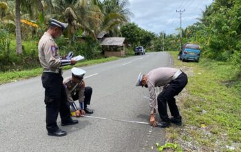 Polisi Olah TKP Lakalantas Melibatkan Satu Keluarga di Bunta, Banggai, 1 Tewas – 3 Luka Berat