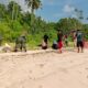 Babinsa Koramil 1413-06/Tomia Bersama Warga Tingkatkan Kebersihan Pesisir Pantai Hundue