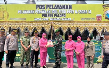Kapolres Palopo Kunjungi Pos Ops Ketupat dan Bagikan Bingkisan Ke petugas Jaga Pos