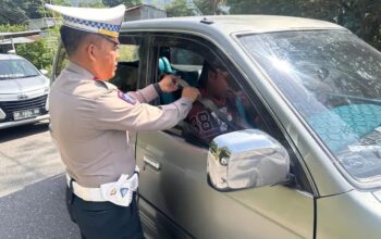 Satlantas Polres Enrekang Gencarkan Edukasi Keselamatan, Kasat Lantas Pimpin Langsung Pembagian Brosur kepada Pemudik