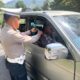 Satlantas Polres Enrekang Gencarkan Edukasi Keselamatan, Kasat Lantas Pimpin Langsung Pembagian Brosur kepada Pemudik