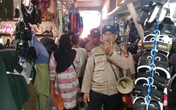 Jelang Hari Raya Idul Fitri 1447 H, Kanit Binmas Polsek Alla Bersama Personel Monitoring Aktivitas Pasar Sudu
