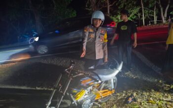 Anggota Piket Polsek Maiwa Mendatangi TKP Laka Lantas Di Desa Batu Mila