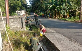 Semangat JUMPA BERLIAN, Koramil 1413-05/Kaledupa dan Warga Ollo Bersihkan Lingkungan Jalan