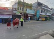 Sat Lantas Polres Tana Toraja Hadir di Pagi Hari, Atur Lalin dan Bantu Seberangkan Anak Sekolah