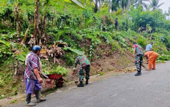 “JUMPA BERLIAN”, Koramil Kaledupa dan Warga Ambeua Raya Bersihkan Lingkungan