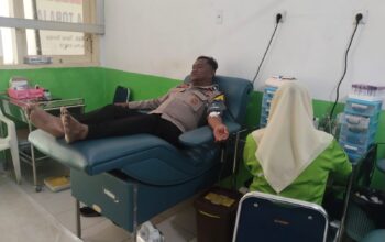 Polri Untuk Masyarakat : Bhabinkamtibmas Polsek Makale Donorkan Darah Bantu Pasien