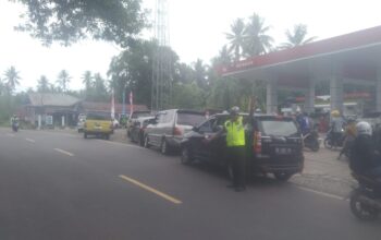Sat Lantas Polres Enrekang Sigap Urai Kemacetan di Area SPBU Massemba Saat Puncak Arus Balik