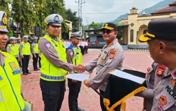 Kapolres Enrekang Beri Penghargaan kepada Personel Berprestasi dalam Operasi Ketupat Pallawa 2026