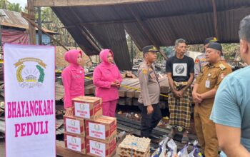 Aksi Peduli Polsek Belawa, Empat Warga Terdampak Kebakaran Dapat Bantuan