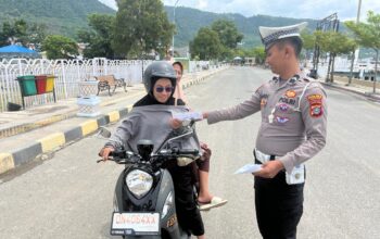 Bukan Surat Tilang, Satlantas Polres Banggai Bagikan Brosur Kamseltibcarlantas ke Pengendara