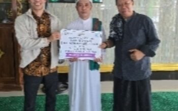 PT. PAM Mineral Gelar Program Ramadhan Lingkar Tambang di Desa Buleleng dan Desa Laronai