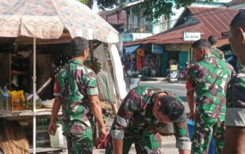 Respon Cepat Babinsa Koramil 1413-11/Wangi-Wangi dalam Menjaga Kebersihan Pasar Pongo