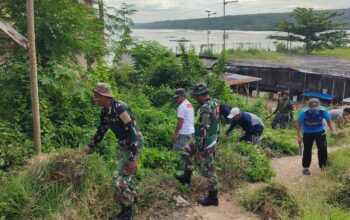 Aksi Nyata Peduli Lingkungan, Babinsa Koramil 1413-04/Mawasangka Bersama Warga Bersihkan Pasar Ikan Desa Lanto