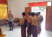 Bhabinkamtibmas Polsek Mengkendek Edukasi Pelajar SMK Negeri 2 Tana Toraja, Tekankan Larangan Bolos dan Knalpot Racing