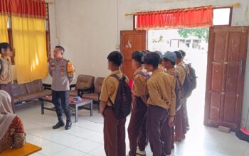 Bhabinkamtibmas Polsek Mengkendek Edukasi Pelajar SMK Negeri 2 Tana Toraja, Tekankan Larangan Bolos dan Knalpot Racing
