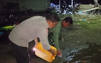 Jaga Kamtibmas, Bhabinkamtibmas Bersama Babinsa di Moilong Sweeping dan Musnahkan Miras
