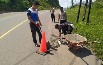 Aksi Nyata Personel Satlantas Konut Tambal Sejumlah Lubang Berbahaya di Jalan Trans Sulawesi