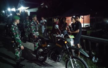Babinsa Kaledupa Tingkatkan Keamanan Wilayah Lewat Patroli Bersama Warga