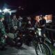 Babinsa Kaledupa Tingkatkan Keamanan Wilayah Lewat Patroli Bersama Warga