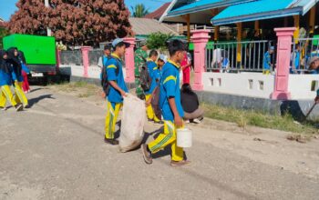 Kompak, Babinsa Bersama Warga dan Pelajar Bersihkan Lingkungan Masjid di Kombewaha
