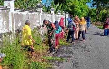 Dedikasi Tanpa Batas, Babinsa Koramil 1413-12/Binongko Hadir Bersama Warga Menjaga Kebersihan Lingkungan
