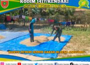 Wujud Kemanunggalan, Babinsa Unaaha Turun Tangan Bantu Petani Jemur Gabah di Desa Anggoro