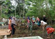 Wujud Nyata Kemanunggalan TNI-Rakyat, Babinsa Pasarwajo Pimpin Karya Bakti Bersihkan Pemakaman Umum Desa Winning