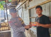 Bhabinkamtibmas Polsek KPN Sosialisasikan Layanan 110, Tempel Stiker di Rumah Warga Kampung Pisang