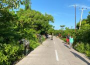 Bangun Kebersamaan, Babinsa Koramil 1413-12/Binongko dan Warga Desa Makoro Bersatu Bersihkan Bahu Jalan