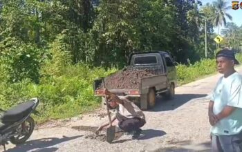 Cegah Kecelakaan Lalulintas, Personel Polsek Lasalimu Tambal Jalan Berlubang