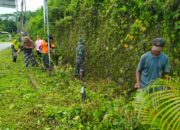 Personel Koramil 1413-02/Pasarwajo Bersama Warga Kompak Bersihkan Selokan, Ciptakan Lingkungan Bersih dan Sehat