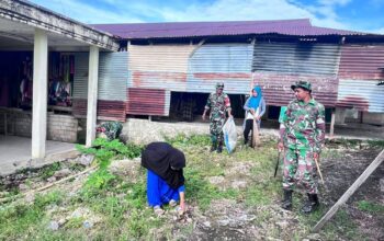Peduli Kebersihan Lingkungan, Koramil 1413-04/Mawasangka Bersama Warga Bersihkan Pasar Lakorua