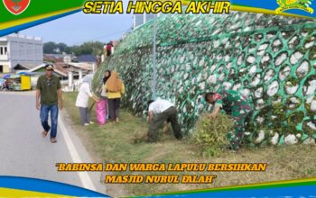 Sinergi Babinsa dan Warga Lapulu Bersihkan Masjid Nurul Falah Melalui Karya Bakti