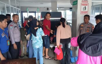 Pemberangkatan KM Adithya dari Parepare ke Samarinda, Polsek KPN Lakukan Pengamanan