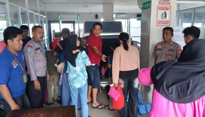 Pemberangkatan KM Adithya dari Parepare ke Samarinda, Polsek KPN Lakukan Pengamanan