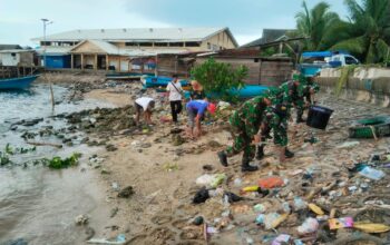 Jejak Kepedulian di Pesisir Negeri, Babinsa Lasalimu Bersama Warga Bersatu Bersihkan Pantai Kombewaha