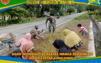 Pererat Kebersamaan, Babinsa Koramil Lainea Bahu-Membahu Bersama Warga Bersihkan Jalan Lintas Amolengo