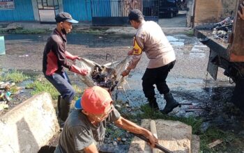 Peduli Lingkungan, Bhabinkamtibmas di Parepare Bantu Pembersihan Selokan