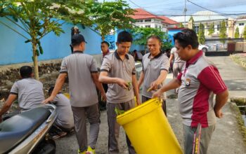 Usai Apel Pagi, Personel Polres Sinjai Kompak Gelar Kerja Bakti Bersihkan Mako.