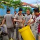 Usai Apel Pagi, Personel Polres Sinjai Kompak Gelar Kerja Bakti Bersihkan Mako.