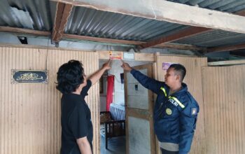 Akhir Pekan, Bhabinkamtibmas Polsek Ujung Sebar Sticker Layanan Call Center 110