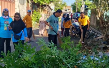 Kurvey Bersama, Bhabinkamtibmas Turut Andil Jaga Kebersihan Lingkungan di Ujung Sabbang