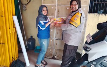 Satu Hari Satu Rumah, Bhabinkamtibmas Polsek Soreang Sosialisasikan Layanan Call Center 110