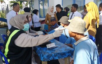 Jelang May Day, Polres Buton Gelar Cek Kesehatan Bersama Buruh di Pelabuhan Banabungi