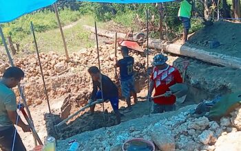 Pembangunan Jembatan Gantung Garuda di Desa Lawele Terus Berlanjut, Personel Koramil 1413-10/Lasalimu Turut Mendukung