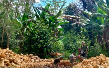 Pemasangan Besi Pondasi Perkuat Struktur Jembatan Gantung Garuda di Desa Lawele